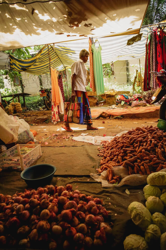 Sri Lankan market, man shopping. © Raissa Lara Lütolf (-Fasel)