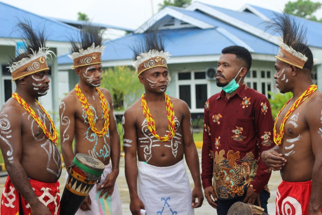 Co-existence of different modern human Societies, in West Papua, Indonesia © Dhafi Fimbay 